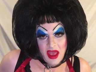 Zware make -up drag queen slet praat vies