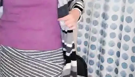 Ateşli orta yaşlı seksi kadın sandalyede dildosunu sikmeye çalışırken sorun yaşıyor!