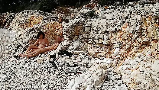 Guru Perancis nyepong kontol nudis di pantai - crot ekstrem