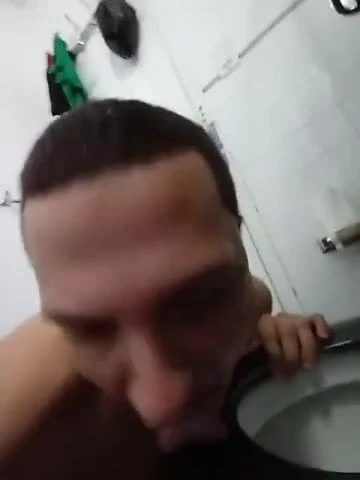 Ecco come i finocchi puliscono il bagno