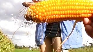 Impresionante dama alemana rellenando un maíz en sus agujeros húmedos