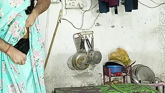 Büyük göt sikiliyor, tüm yarağı götten aldıktan sonra, Hintçe ses domaltarak çığlık atmaya başladı.