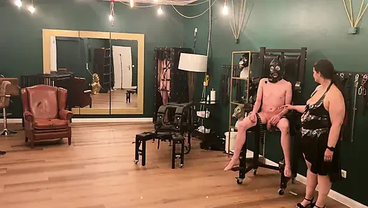 Lateks dommes bağlı kölenin götünü geniş açıyor