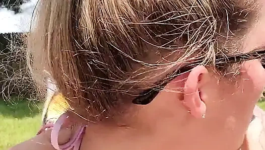 Istri hot lexi love lagi asik masturbasi di halaman rumah saat tetangganya lagi di luar ruangan!