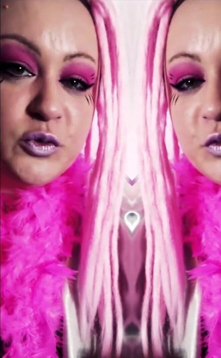 Γίνε ο Bruci η μεταξένια σατέν πουτάνα