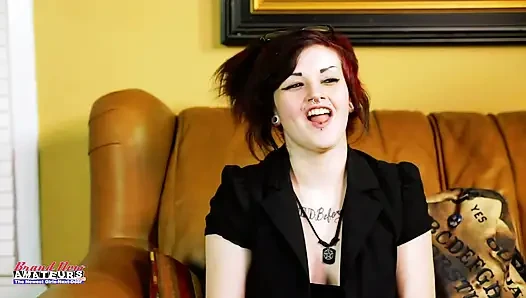 Marcie si cewek hot rambut cokelat lagi asik muasin memeknya pakai mainan seks!