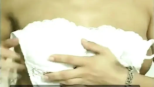 Seksi sarışın hatun amını büyük bir dildoyla dolduruyor