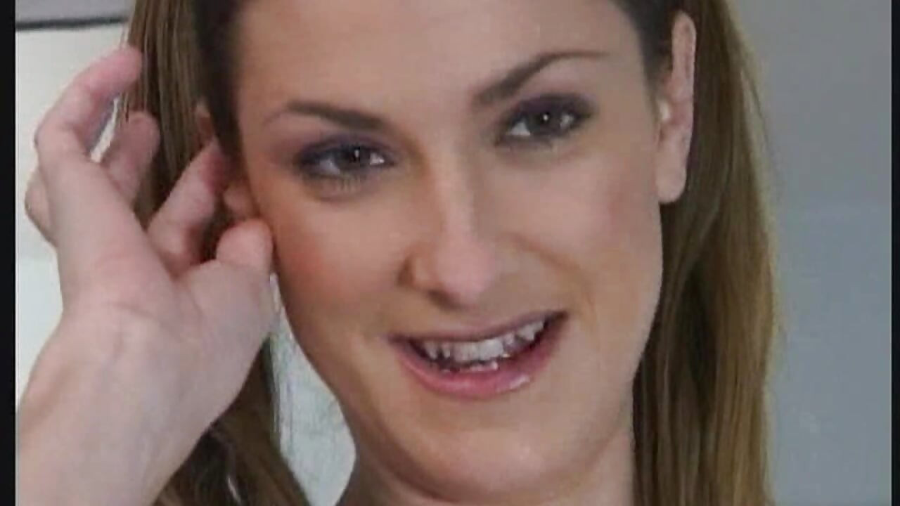 饥渴熟女在浴室狂热中用手指抽插滴水的阴户和撒尿