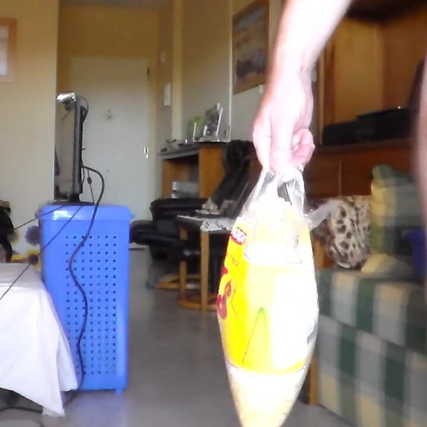 ジョンはライズバッグにおしっこをしています