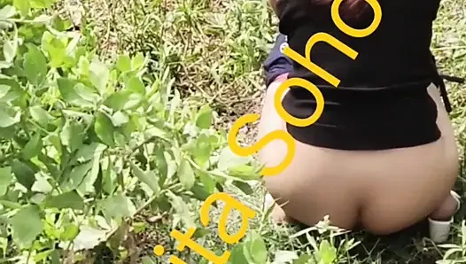 Hintli ateşli evli kadın asmita açık havada işemeye cesaret meydan okuması