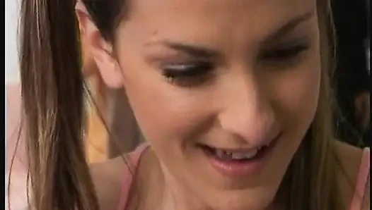 Geile MILF-finger tropfende muschi und pisses im badezimmerrausch