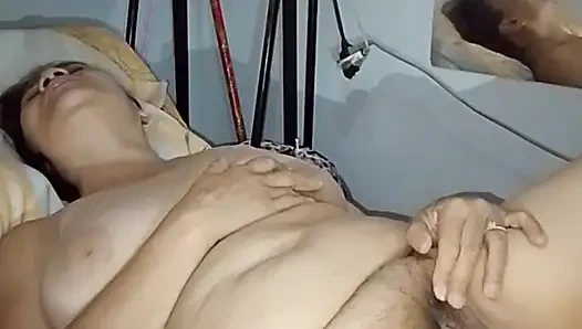 Она вымаливает у меня 69 и трахает фигурой ее киску