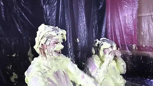 Cheyenne Hannah ve Skyler ile köpük eğlencesi