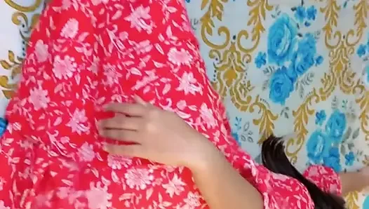 Üvey Kız Kardeşini Baştan Çıkarıyor Ve Yatak Odasında Sikişiyor