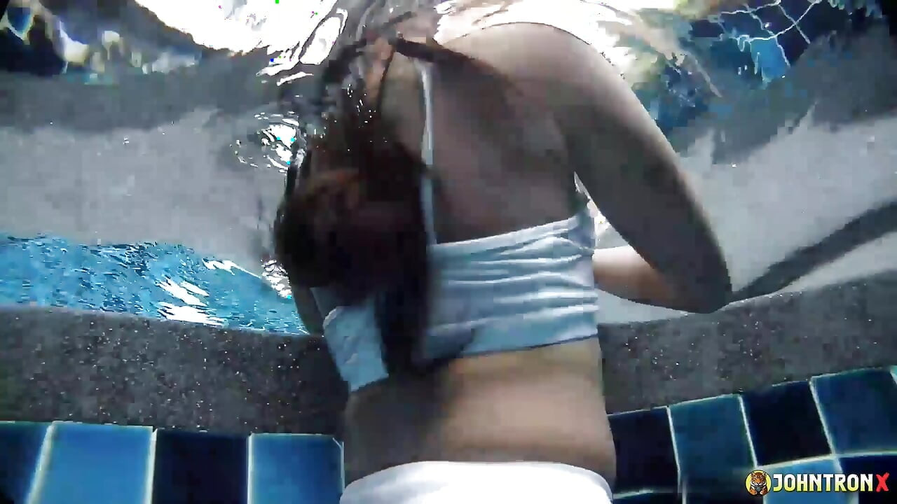 JohnTronX - 美しいタイの美女がプールで泳ぎ、水中でDを決める