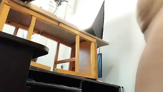 Seksi esmer evin etrafında çıplak ev işleri yapıyor.