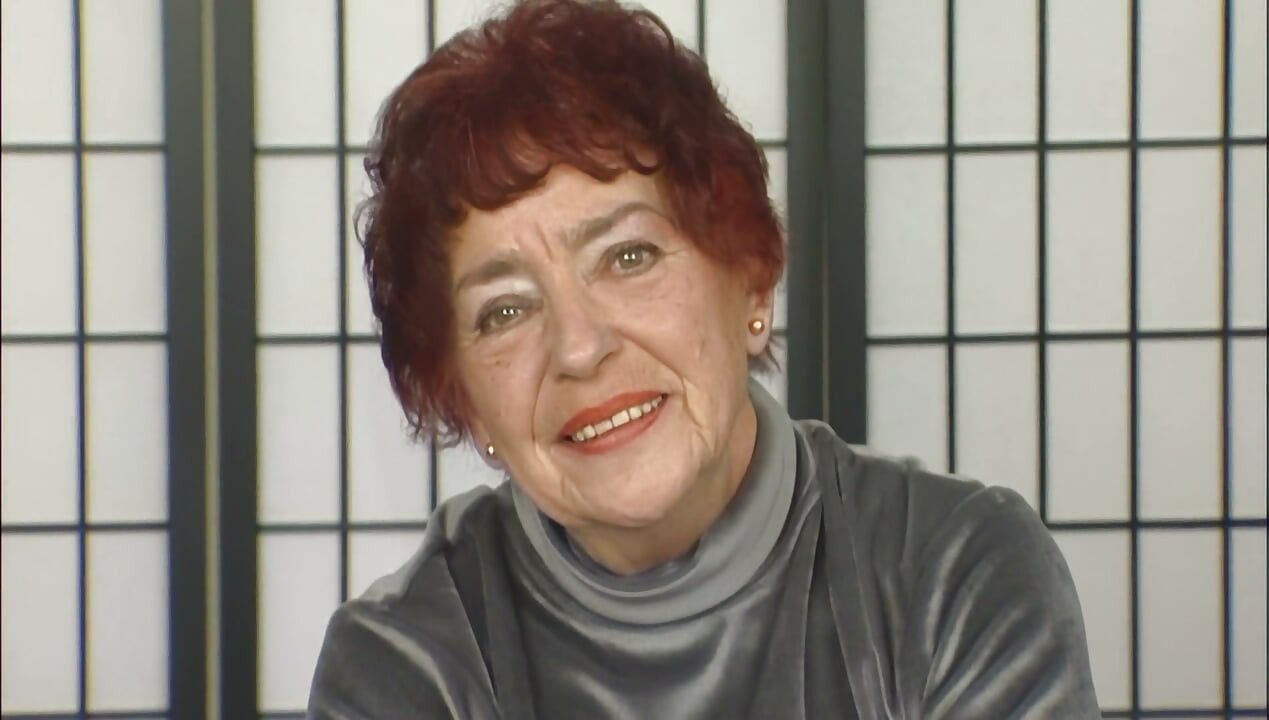 Reife Rothaarige rammt massiven Dildo in ihre haarige Muschi