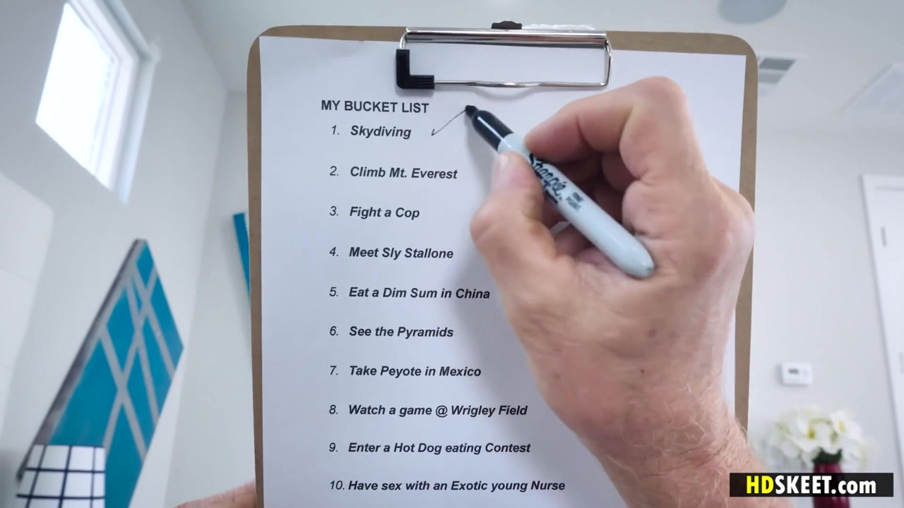 淫乱男のバケットリストには看護師とのセックスが含まれている