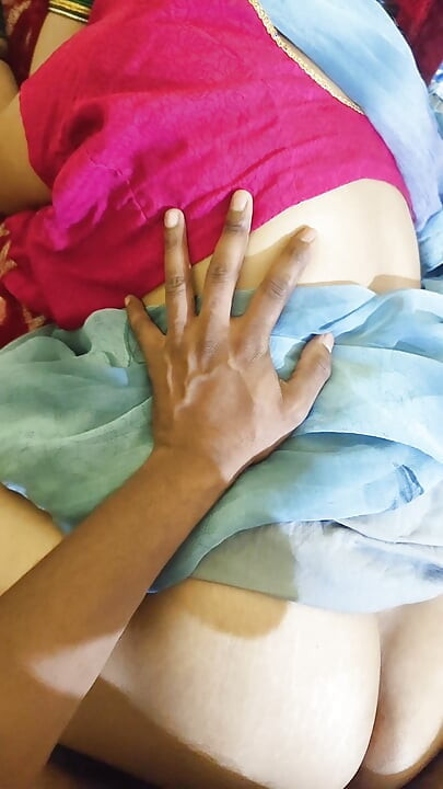 Mi india me invita a follar su coño mientras Bhaiya no está en casa