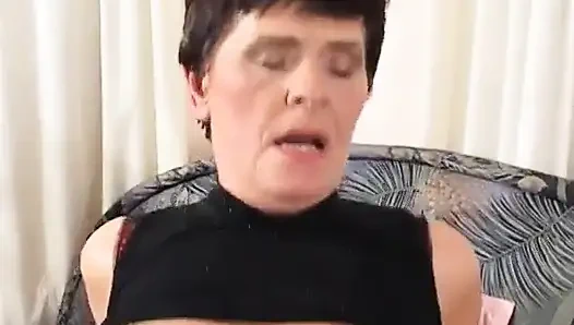 Kısa saçlı nine yatakta sert yarağı gırtlağına kadar alıyor