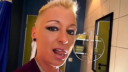 Возбужденная девушка с большими сиськами любит трахать жесткий и большой член, затем сосет с удовольствием