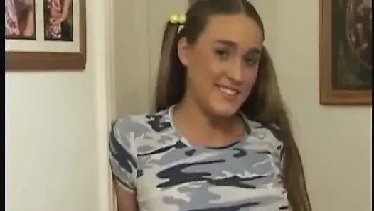 Reife blonde MILF zeigt behaarte muschi in gewagten orten im freien