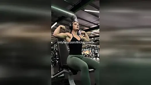 Kecelakaan fisting 18 tahun: memek siku dientot dalam banget di live streaming