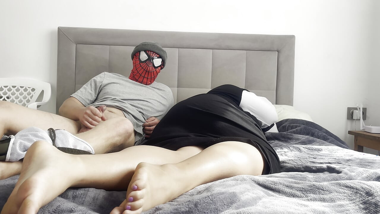 استلقيت بجانب زوجة أبي ودخلت كسها الضيق ، هزة الجماع القوية وقذف داخلي