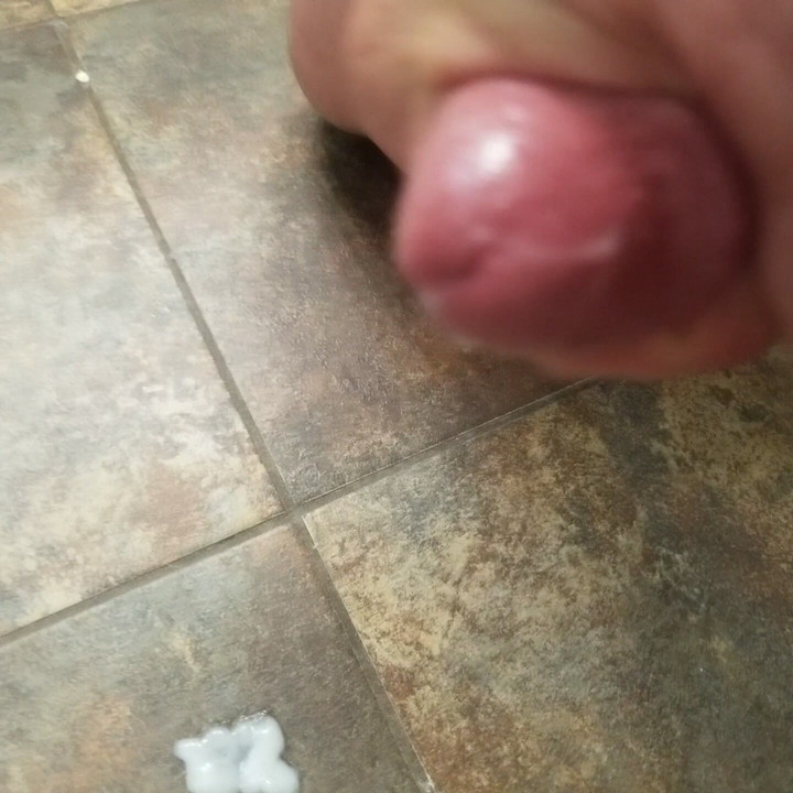 Fast amateur jerk off. Almost late for work, but needed to cum.