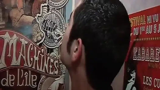 Французская шлюха глубоко заглатывает перед тем, как трахнуть страпоном