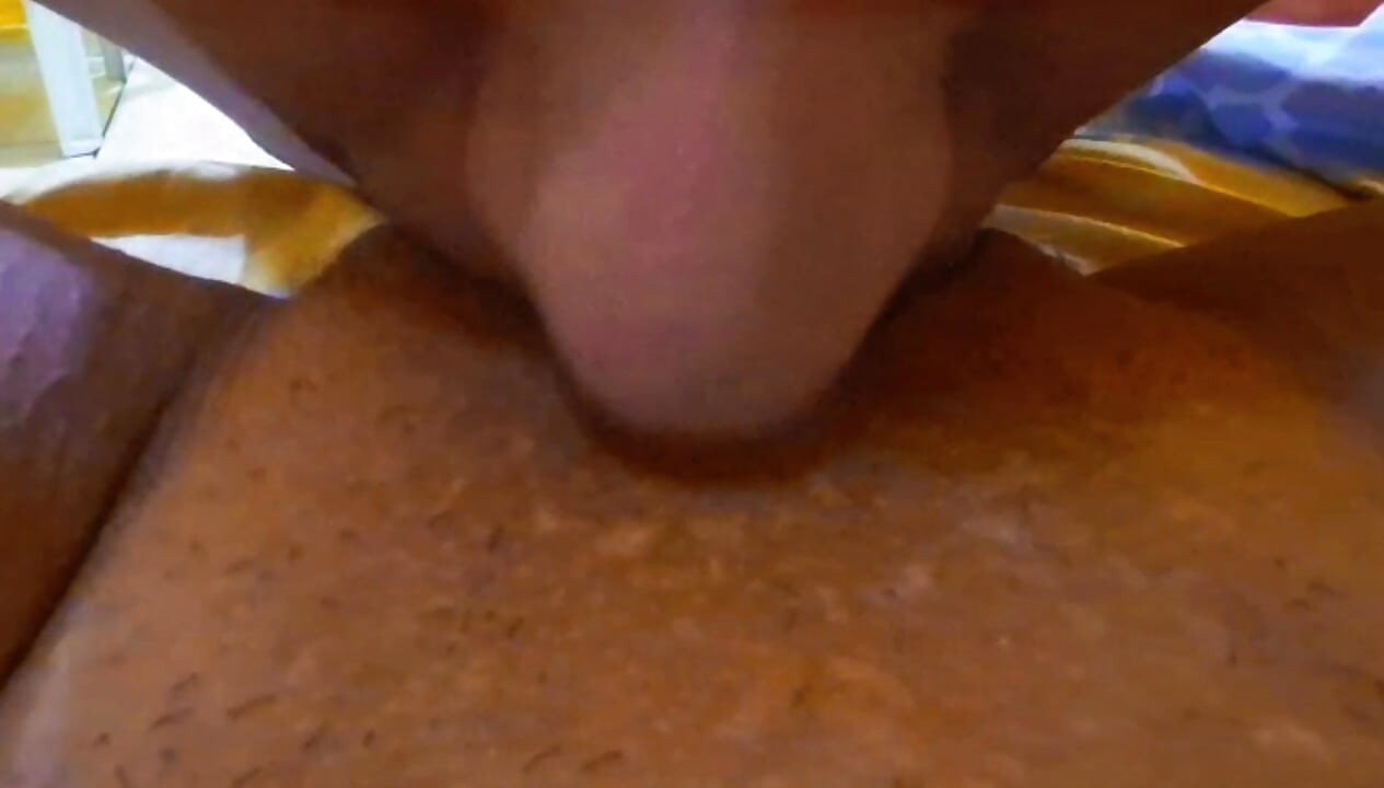 Любительское видео, сосу киску горячей шлюшки, она кончает мне в рот