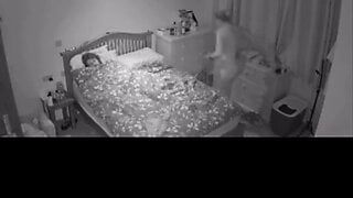 継母が継息子のベッドに潜入し、夫が留守中に大きなチンポに跨る
