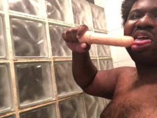 Dick zuigt aan een transgender seksspeeltje onder de douche