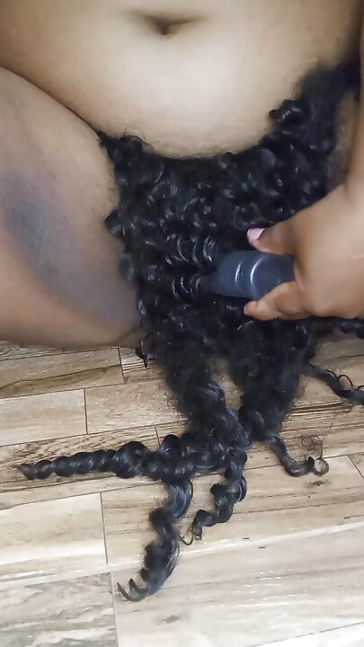 Putting a huge cock in her cunt, hairy.