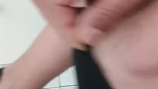 Я пошла делать доставку, и она заплатила сексом.