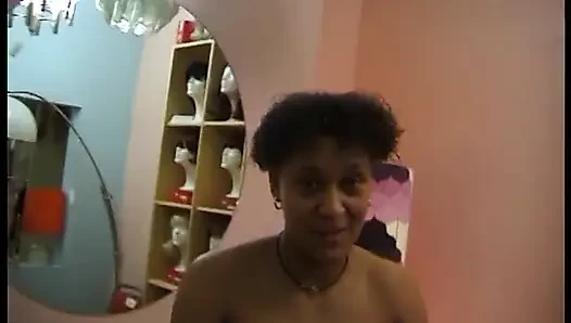Zenci ateşli kız kıyafetlerini değiştiriyor