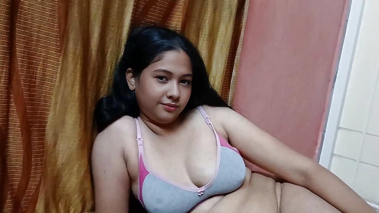 Sora vitregă sexy este satisfăcută și îi oferă o plăcere extremă