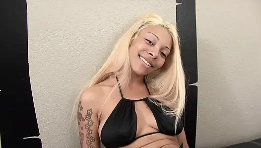 Sansasyonel sarışın didlo ile oynuyor