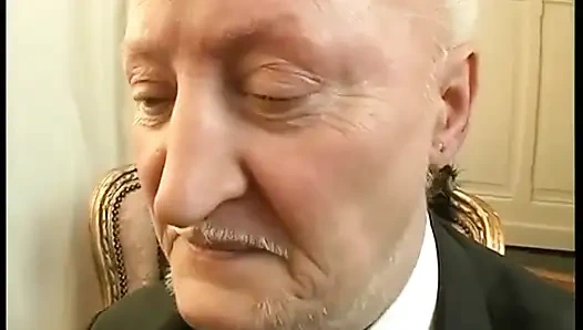 Старый развратник думает только о сексе во время собеседования с большим соискателем