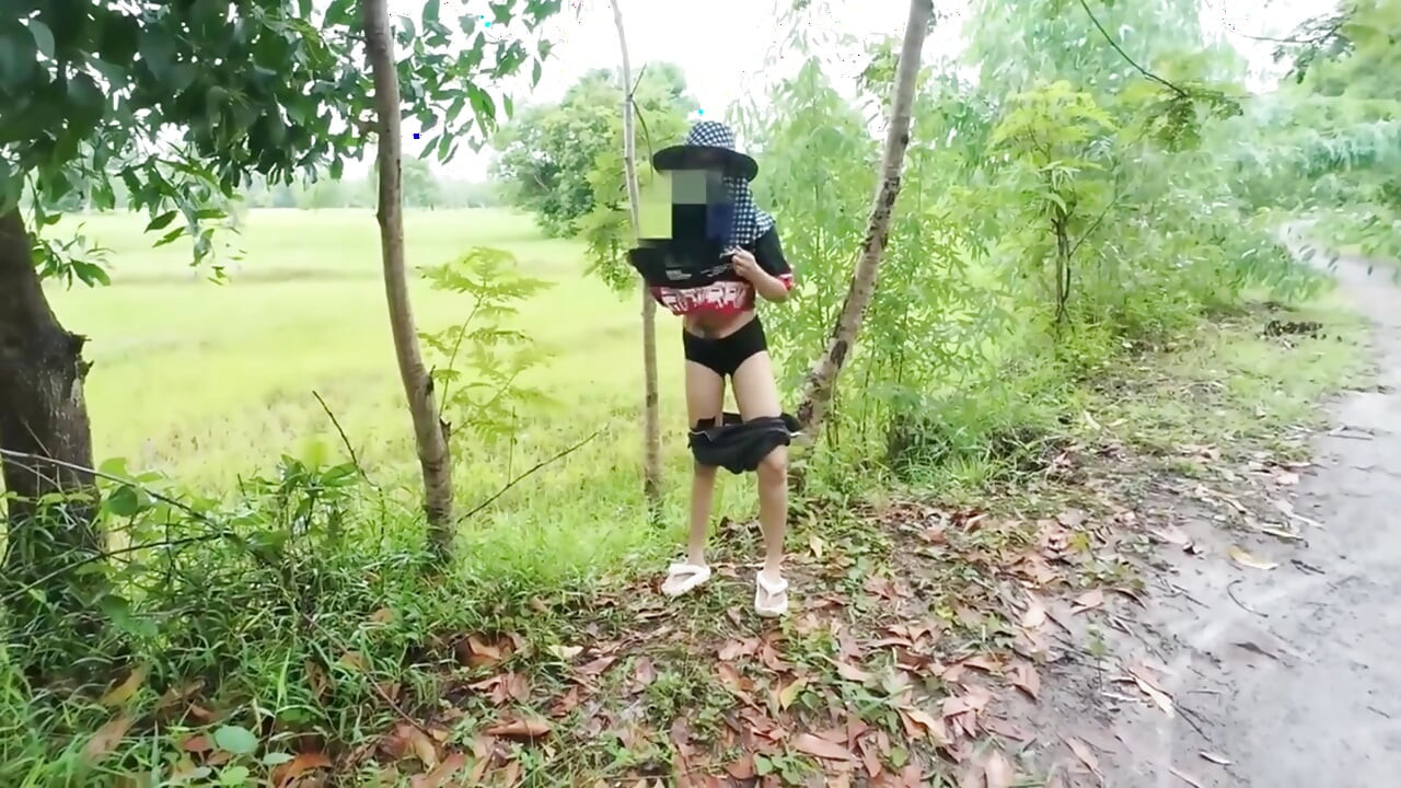 สาวไทยเดินเล่นโชว์หีตามข้างทางริมทุ่งนาในชนบท Thai Outdoor Public