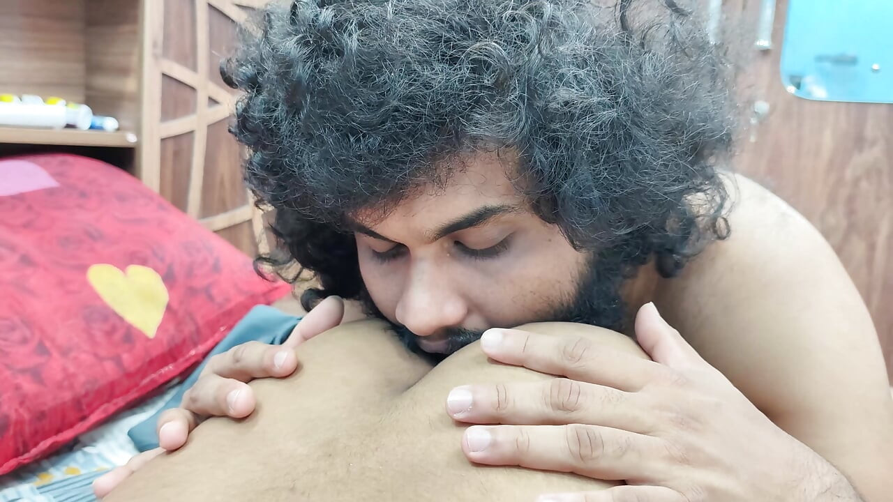 Lambendo o buraco anal com a imprensa do mamilo