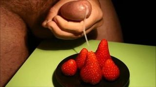 Sahne auf Erdbeeren setzen, abspritzen