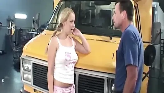 Olgun sarışın orta yaşlı seksi kadın büyük yarağa biniyor ve yüzüne boşaltıyor
