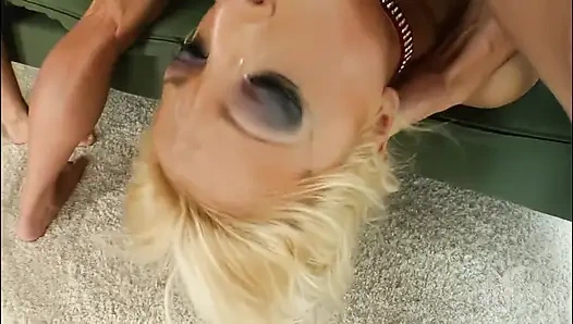 Возбужденная юная блондинка получает свой первый трах с двойнным проникновением!