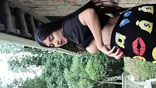 Yulieth gomez lagi asik muasin memeknya sendirian di taman