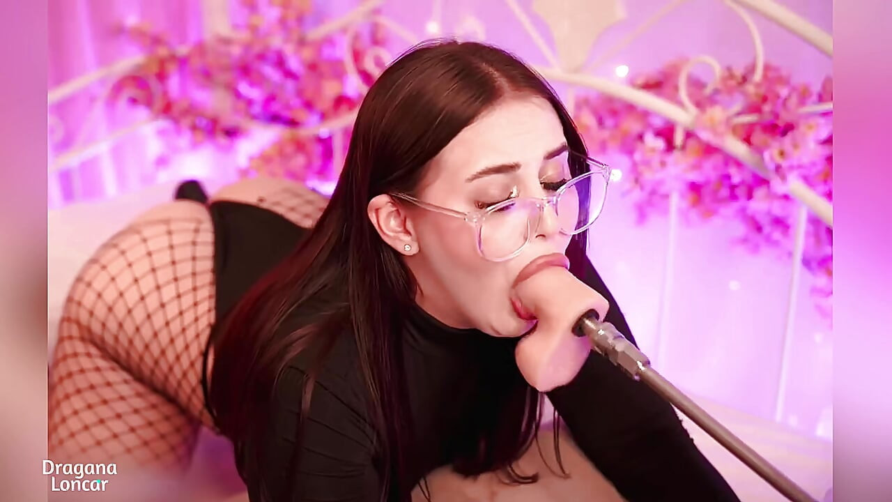 Une étudiante taille une pipe profonde et baveuse incroyable