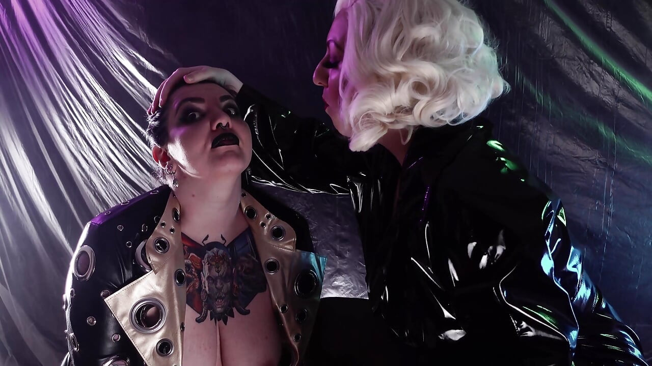 Smoking Fetish - lezbejka polako masturbira sa dimom - Arya Grander i Dredda Dark