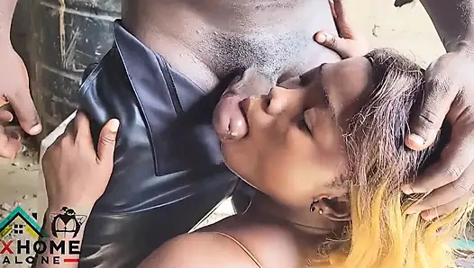 18-летняя плохая девочка из гетто обожает большой хуй