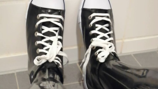 Latex klinkt met kousen en sneakers