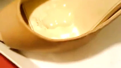 Evli kadının ayakkabıları boşalıyor